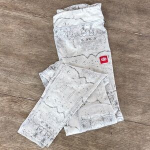 686 White and Gray Patterned Leggings - perfect base layer 🎿
